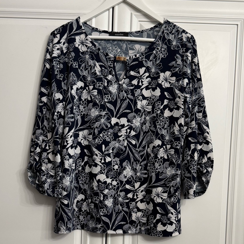 Mandee Size XL Navy w/White Floral Textured Print Blouse Notched V-Neck Keyhole